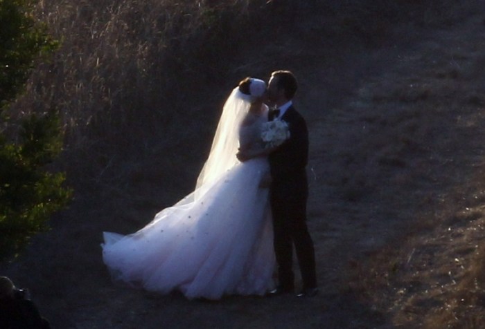 Anne wedding valentino dress hathaway gown gatsby great style stylefrizz 2012 bride veil short hair bridal beautiful ann vestido may